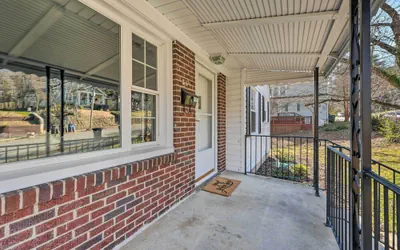 Photo 2 - Mid-century Modern Cottage in Ardmore Area!