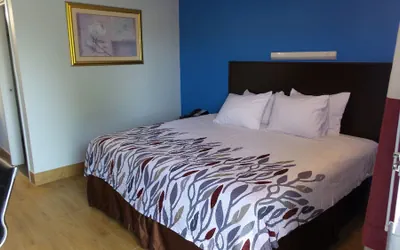 Photo 4 - Budget Inn Alexandria