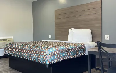 Photo 4 - Sunshine Motel