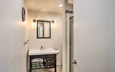 Photo 2 - Convenient Burien Getaway: 12 Mi to Dtwn Sea!