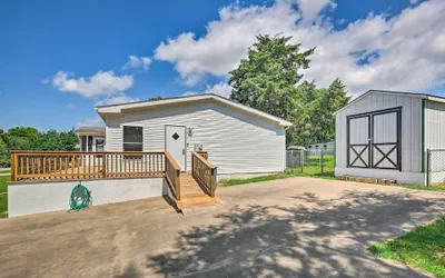 Photo 2 - Texas Home w/ Deck, Walk to Cedar Creek Reservoir