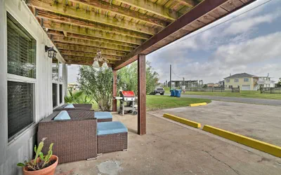 Photo 2 - Rockport Casa Familia - Covered Patio Space!