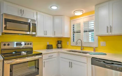Photo 5 - Cheery Condo With Pool Access: 3 Miles to Beach!