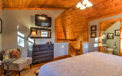 Photo 4 - 'cozy Nest' Gatlinburg Cabin w/ Porch & Jacuzzi!