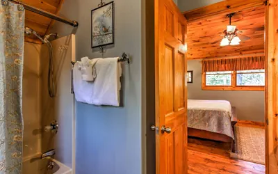 Photo 3 - 'cozy Nest' Gatlinburg Cabin w/ Porch & Jacuzzi!