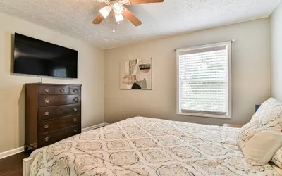 Photo 2 - 2 BR apt near Mtn to Sea Hiking Trail