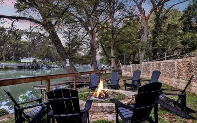Photo 2 - Luxury Lakefront Oasis With Boat Dock-firepit