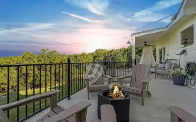 Photo 2 - Gorgeous Home With Hot Tub 5min From the River
