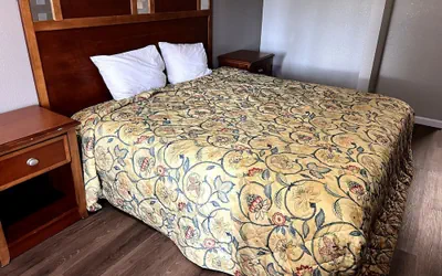 Photo 4 - Budget Plaza Motel