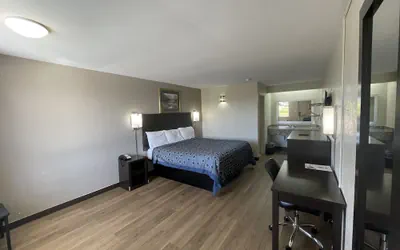 Photo 4 - Royal Inn Motel