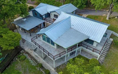 Luxury Riverfront Villa With Firepit & Gameroom!