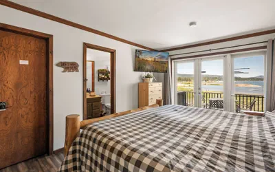Photo 5 - Grand Lakefront Escape
