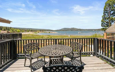 Photo 2 - Grand Lakefront Escape