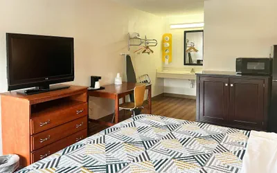 Photo 3 - Studio 6 Suites Dayton, Oh - Englewood