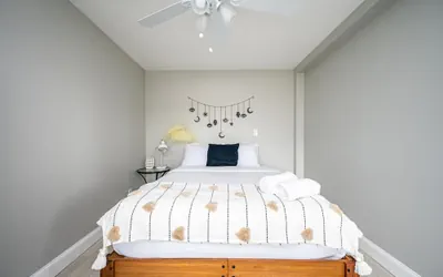 Photo 3 - ATL Downtown 2BR with Free Parking Gym