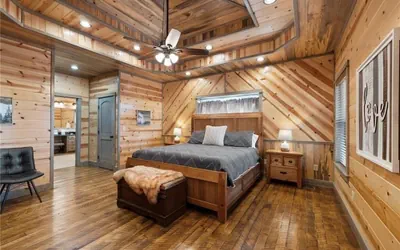 Photo 4 - Heartland Retreat 4 Bedroom Cabin by Redawning