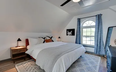 Photo 2 - Private Guesthouse With Deluxe Home Theater 1 Bedroom Home by RedAwning
