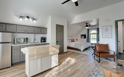 Photo 4 - Private Guesthouse With Deluxe Home Theater 1 Bedroom Home by RedAwning