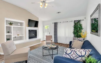 Photo 2 - New Listing University Pastoral