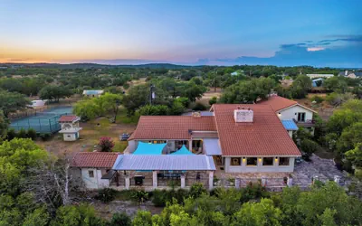 Photo 2 - 7br Home w/ Pool - Perfect for Family Reunions