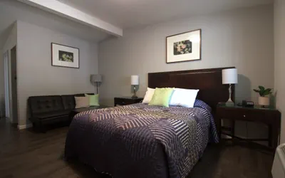 Photo 2 - Golden Kent Motel