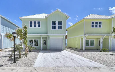 Photo 2 - Birds Eye View Sp163 3 Bedroom Home by RedAwning