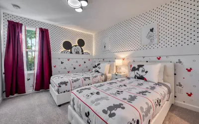Photo 4 - Luxury new Home Close to the Parks