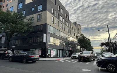 Photo 2 - Regal Inn & Suites New York LaGuardia Hotel
