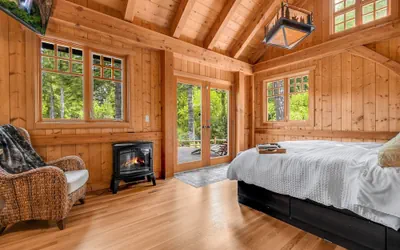 Photo 4 - Maple Hill Lodge 3 Bedroom Home by RedAwning