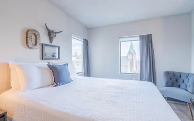 Photo 5 - Beautiful Downtown Suite With Free Parking Gym More