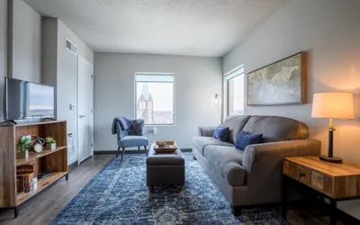 Photo 2 - Beautiful Downtown Suite With Free Parking Gym More