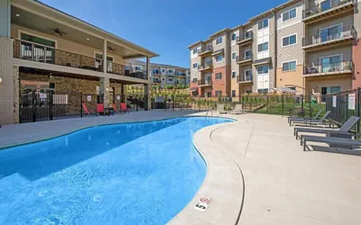 Photo 2 - Outdoor Pool Fast Wifi Balcony Garage More