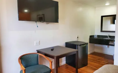 Photo 4 - Premier Inn & Suites