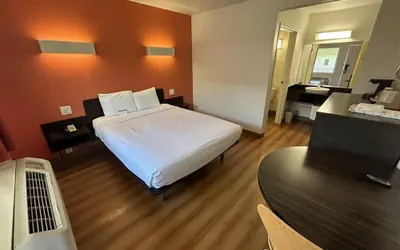 Photo 5 - Studio 6 Suites - Riverside, Ca