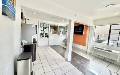Photo 2 - Studio 6 Suites – Bellflower, Ca - Los Angeles