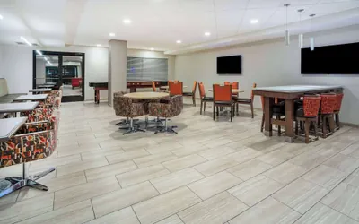 Photo 5 - Days Inn & Suites by Wyndham Denver International Airport
