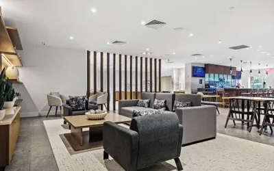 Photo 3 - DoubleTree by Hilton New York JFK Airport