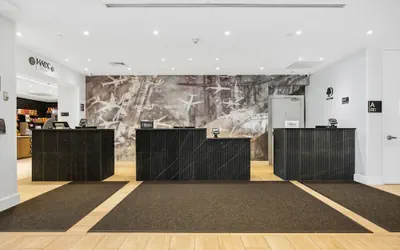 Photo 5 - DoubleTree by Hilton New York JFK Airport
