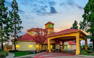 Photo 2 - La Quinta Inn & Suites by Wyndham Fremont / Silicon Valley