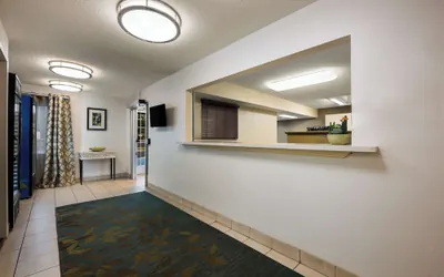 Photo 2 - Sonesta Simply Suites Chicago Waukegan