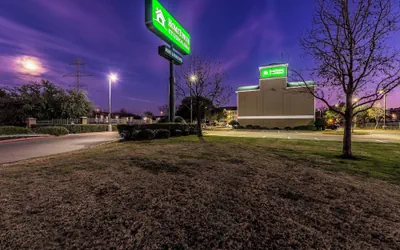 HomeTowne Studios by Red Roof Dallas - Mesquite