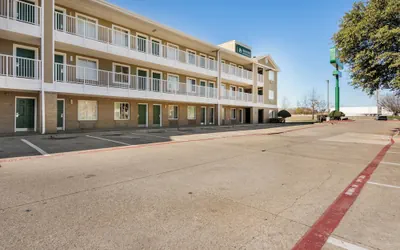 Photo 2 - HomeTowne Studios by Red Roof Dallas - Mesquite