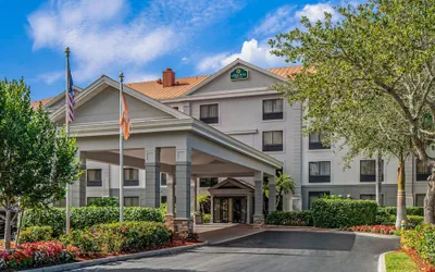 Photo 2 - La Quinta Inn & Suites by Wyndham Bonita Springs Naples N.