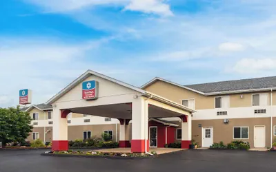 Photo 2 - SureStay Plus Hotel by Best Western Bettendorf
