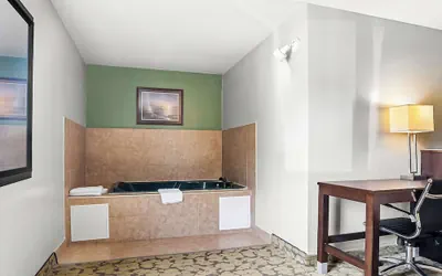 Photo 5 - SureStay Plus Hotel by Best Western Bettendorf