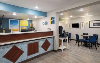 Photo 2 - Days Inn & Suites by Wyndham Kokomo