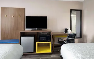 Photo 5 - Days Inn & Suites by Wyndham Kokomo