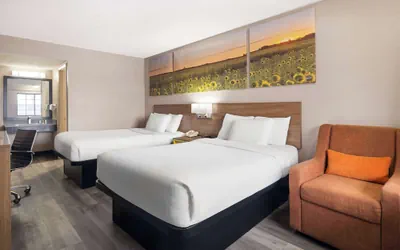 Photo 4 - Days Inn & Suites by Wyndham Kokomo