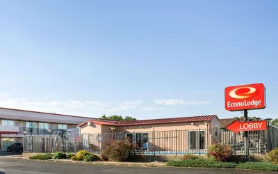 Econo Lodge Wall