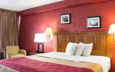 Photo 4 - Econo Lodge Wall